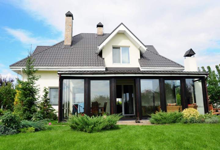 Une véranda plus lumineuse avec des structures préservées